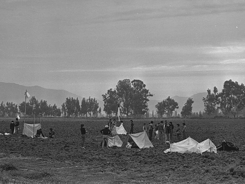 Pobladores levantando un campamento