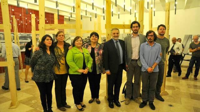 Familia fotógrafo Luis Ladrón de Guevara; Isabel Alvarado, Directora (s) MHN y Eduardo Bitran, vicepresidente ejecutivo Corfo.