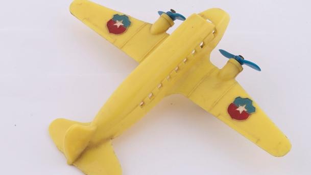 Avión DC 3 (1965) Juguete elaborado por la fábrica Shyf en plástico rígido