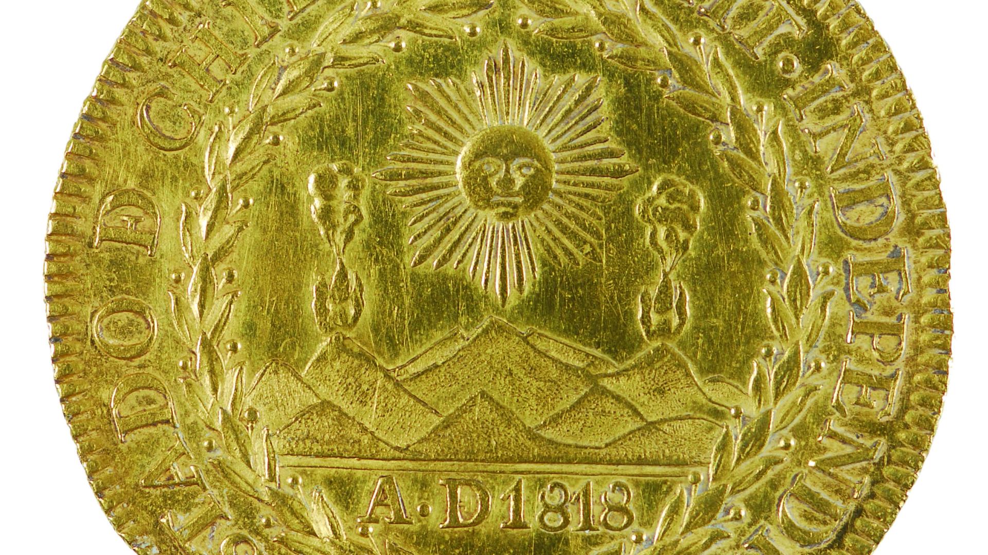 moneda 8 escudos Moneda acuñada en oro a principios del XIX, de la colección Numismática del Museo Histórico Nacional