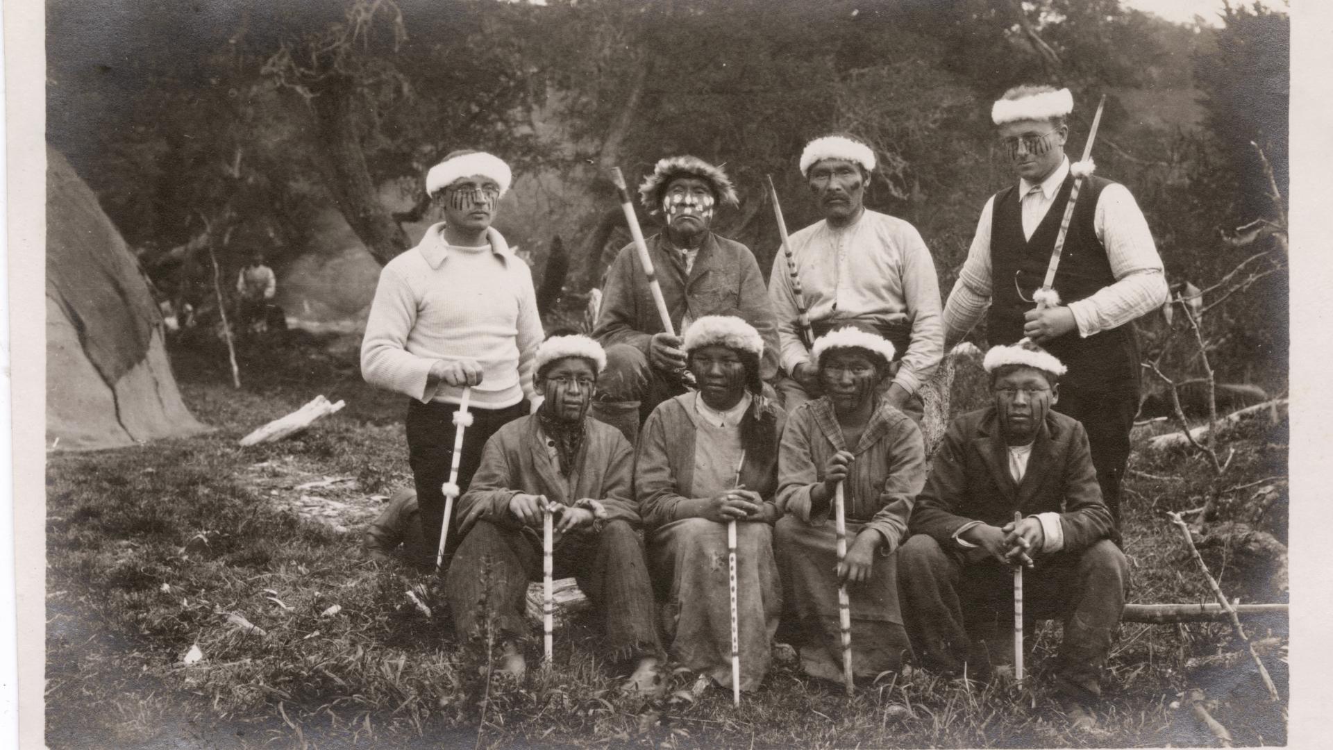 Retrato de un grupo de Yámanas junto a Martín  Gusinde y W. Koppers. Martín Gusinde. Ca. 1924