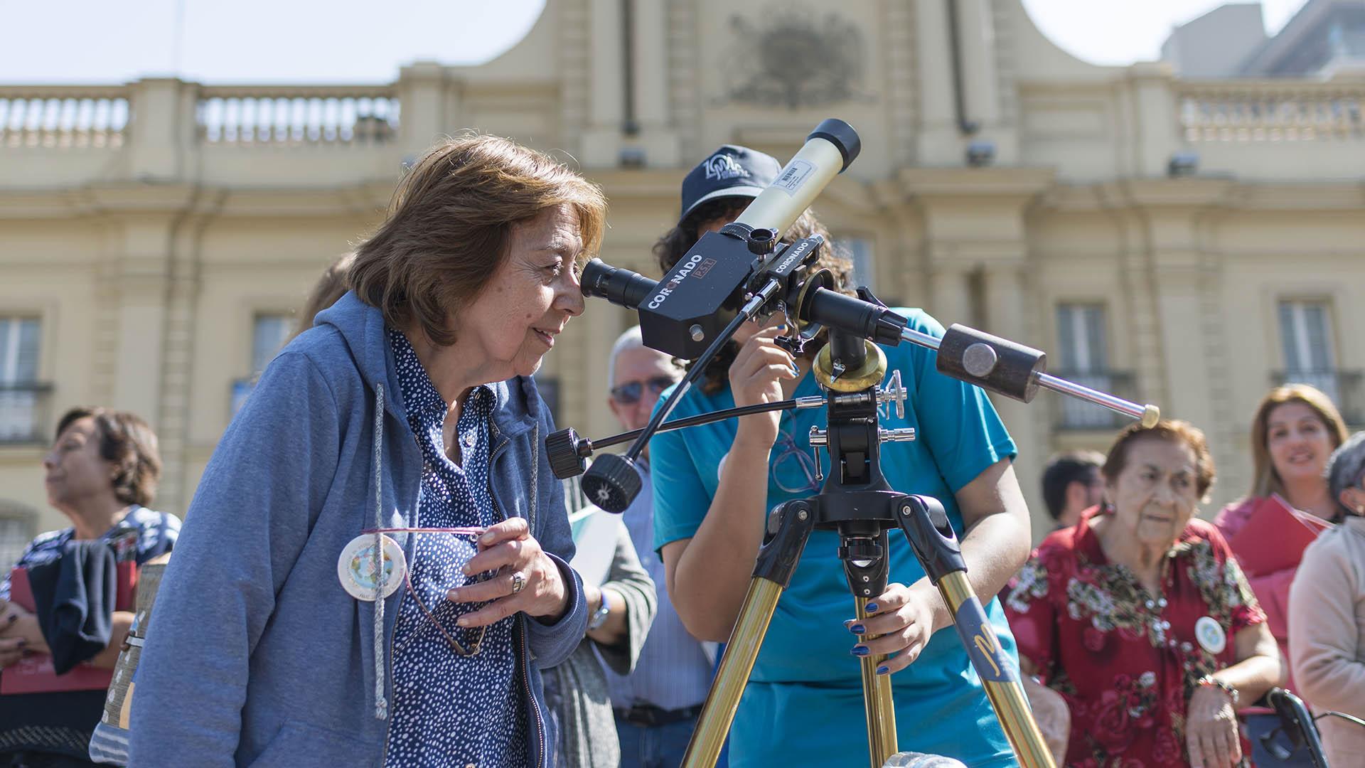 observación solar en la Plaza de Armas 