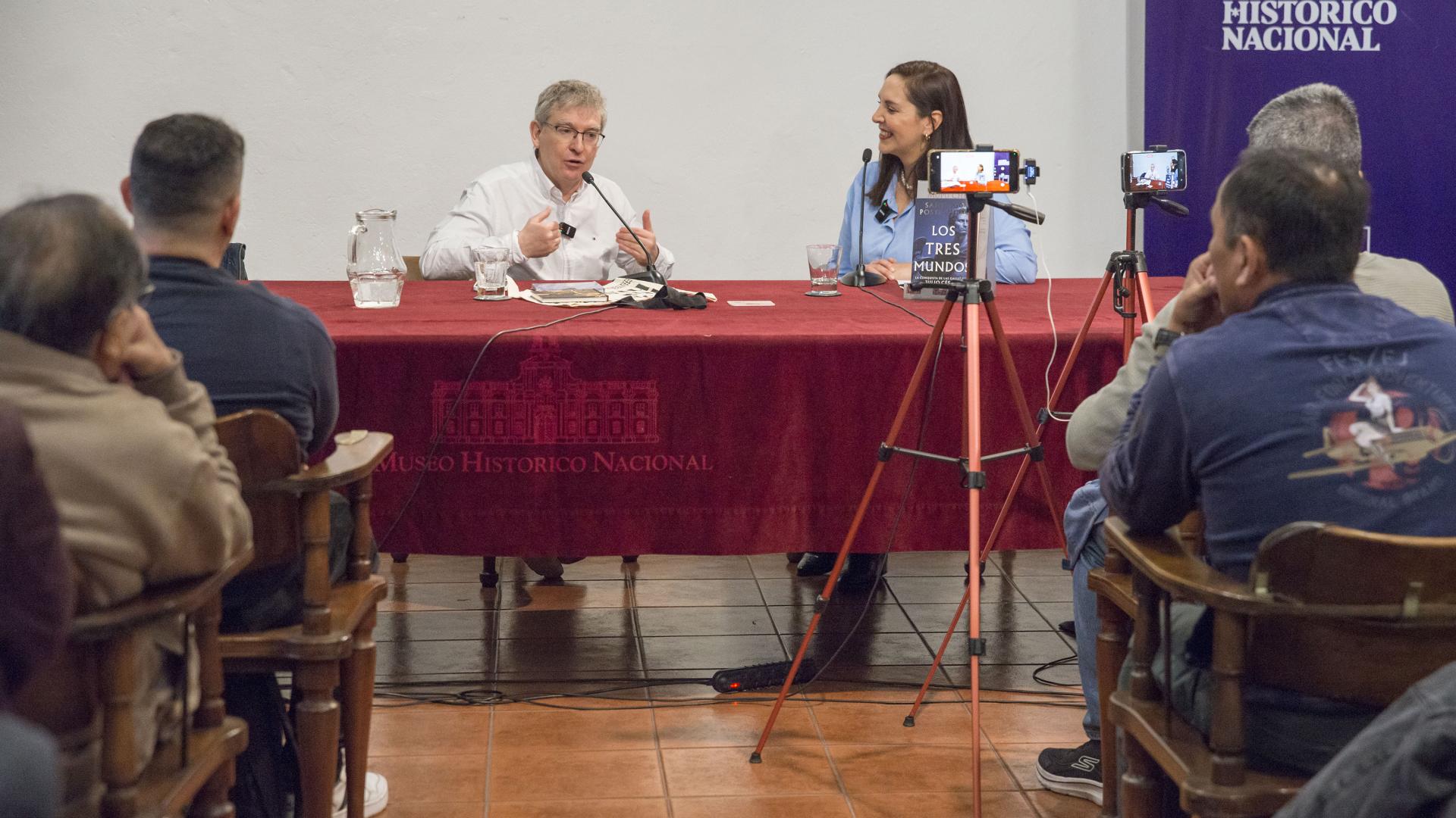 Entrevista en la biblioteca patrimonial 