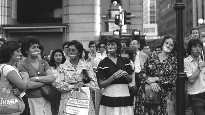 Mujeres por la vida, protestando contra la censura. Autor: Kena Lorenzini. Fecha: 1987. Nº 87.2.0566