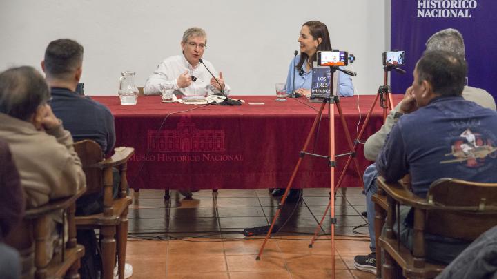 Entrevista en la biblioteca patrimonial 