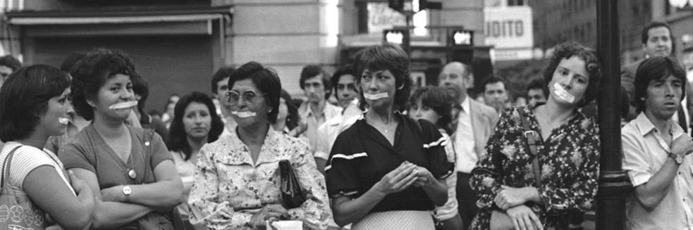 Mujeres por la vida, protestando contra la censura. Autor: Kena Lorenzini. Fecha: 1987. Nº 87.2.0566