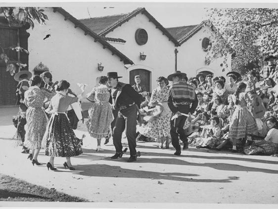 Conjunto folclórico tocando y bailando cueca. Fotografía Patrimonial - FB-7918