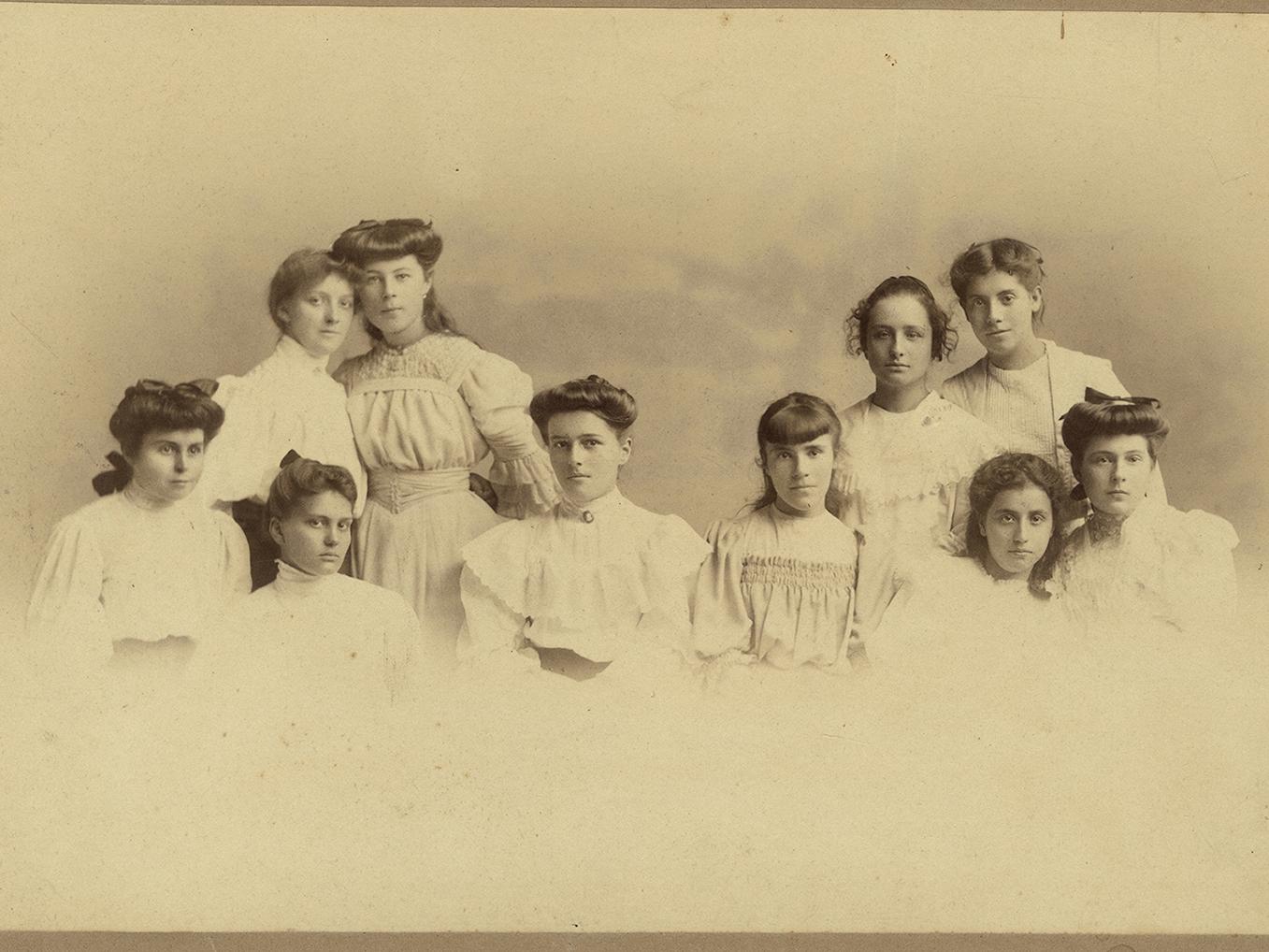 Retrato grupal de las primeras mujeres que egresaron del bachillerato en nuestro país