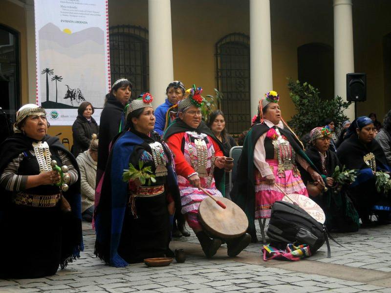 Ceremonia en patio central y biblioteca