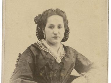 Retrato, Rosario Orrego Castañeda