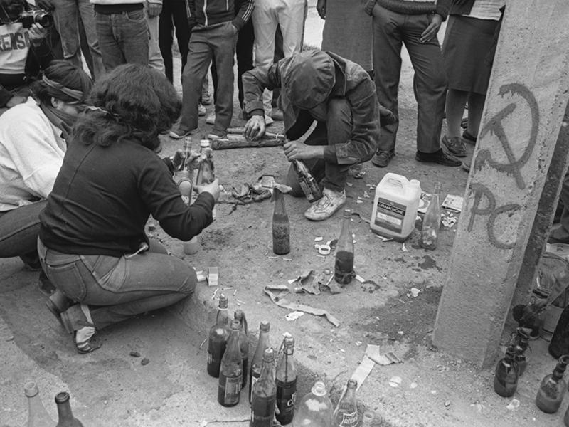 Pobladores fabricando bombas Molotov