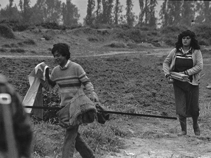 Familias organizándose en una toma de terreno