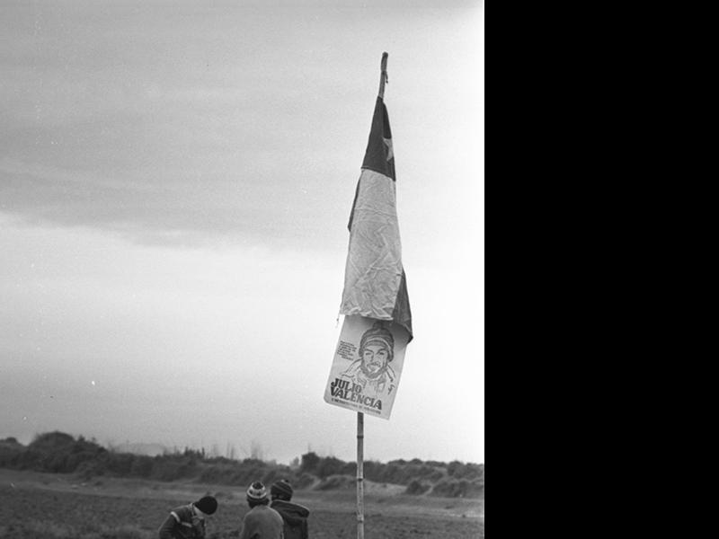 Familias levantando campamento en una toma de terreno