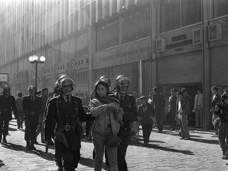 Manifestantes detenidas por carabineros