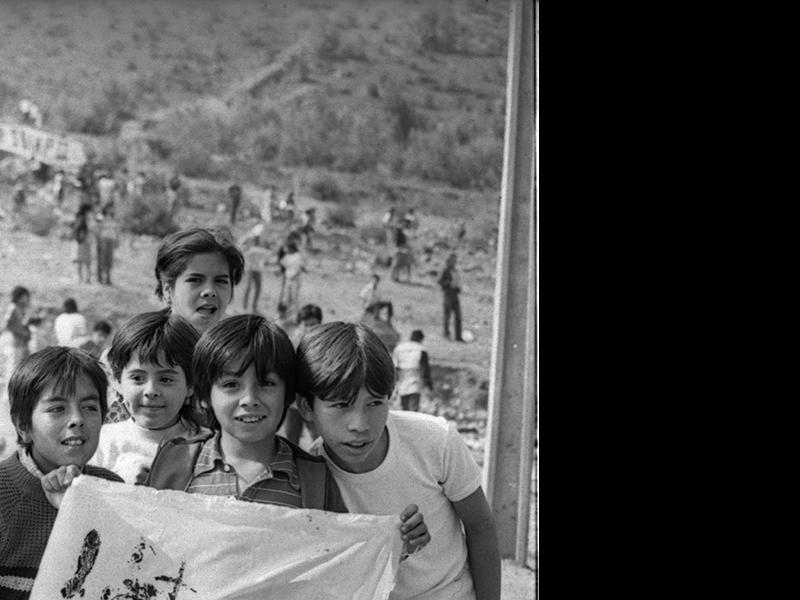 Niños en toma de terreno