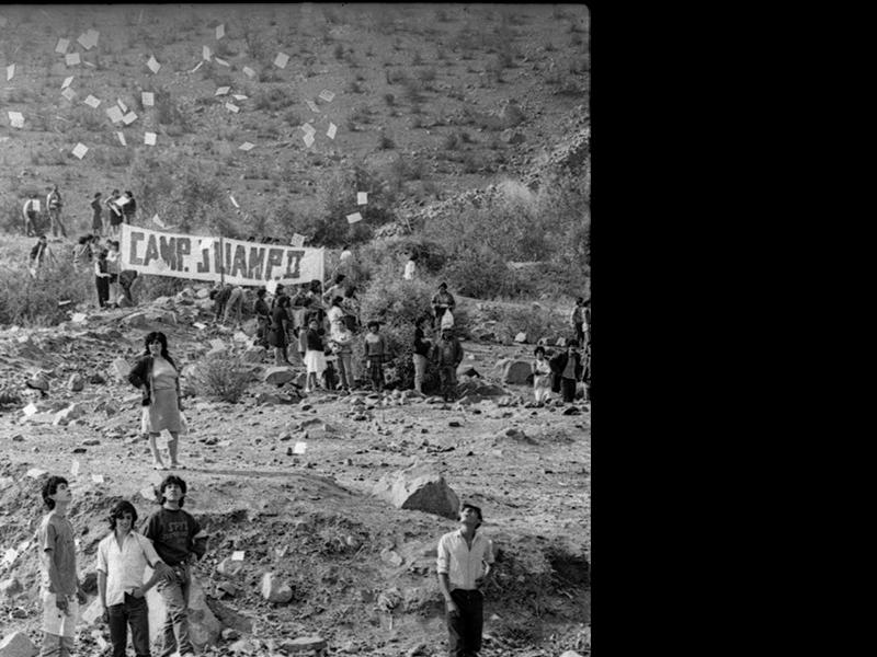 Pobladores y pobladoras en la toma de terreno