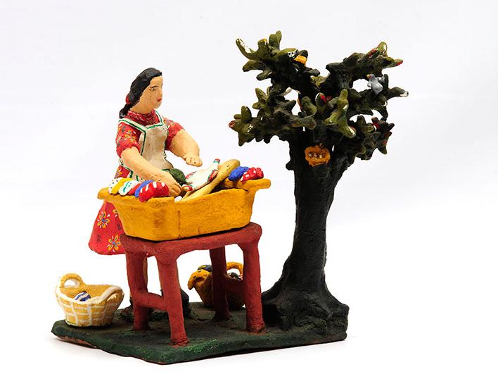 Mujer lavando, artesanía de Lihueimo
