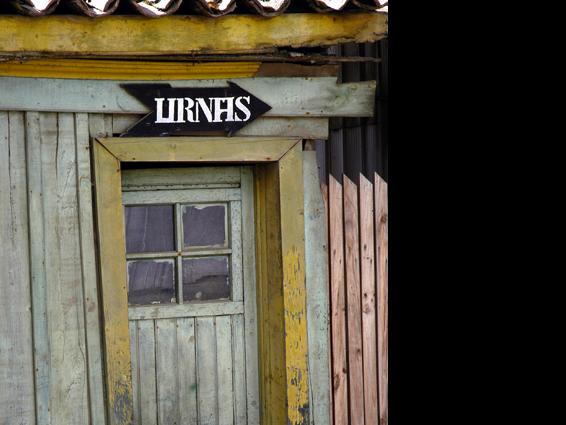 Frontis de negocio donde se fabrican urnas. Calle Tromen en Purén.