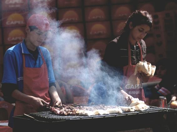 Una parrillada en la vereda de la ciudad