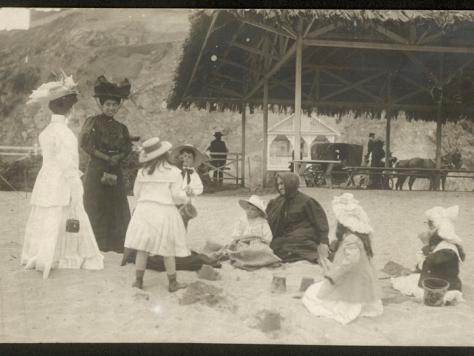 Niños juegan en la playa FA-4173