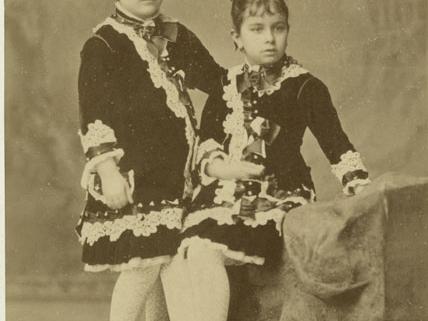 Retrato, hermanas Enriqueta y María Correa Muñoz