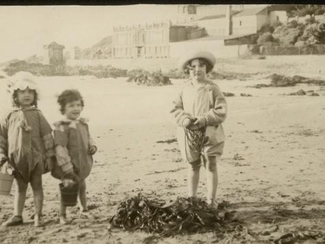 Postal Fotográfica, Hermanos Enrique, Maria Teresa y Elena Lyon Valdés, Ca. 1920. (PF-2207)