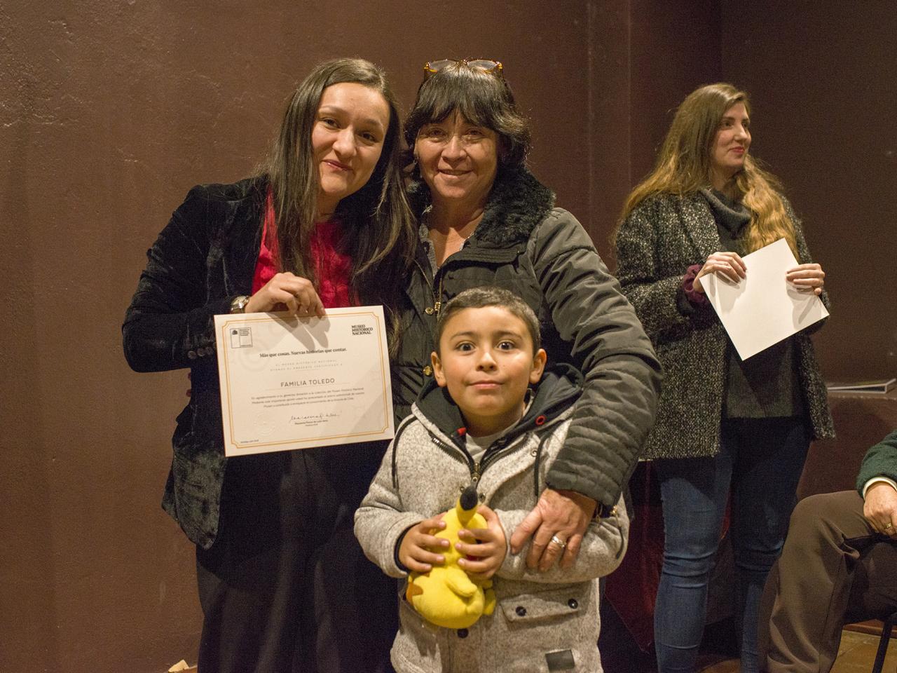 Entrega de reconocimiento a donante