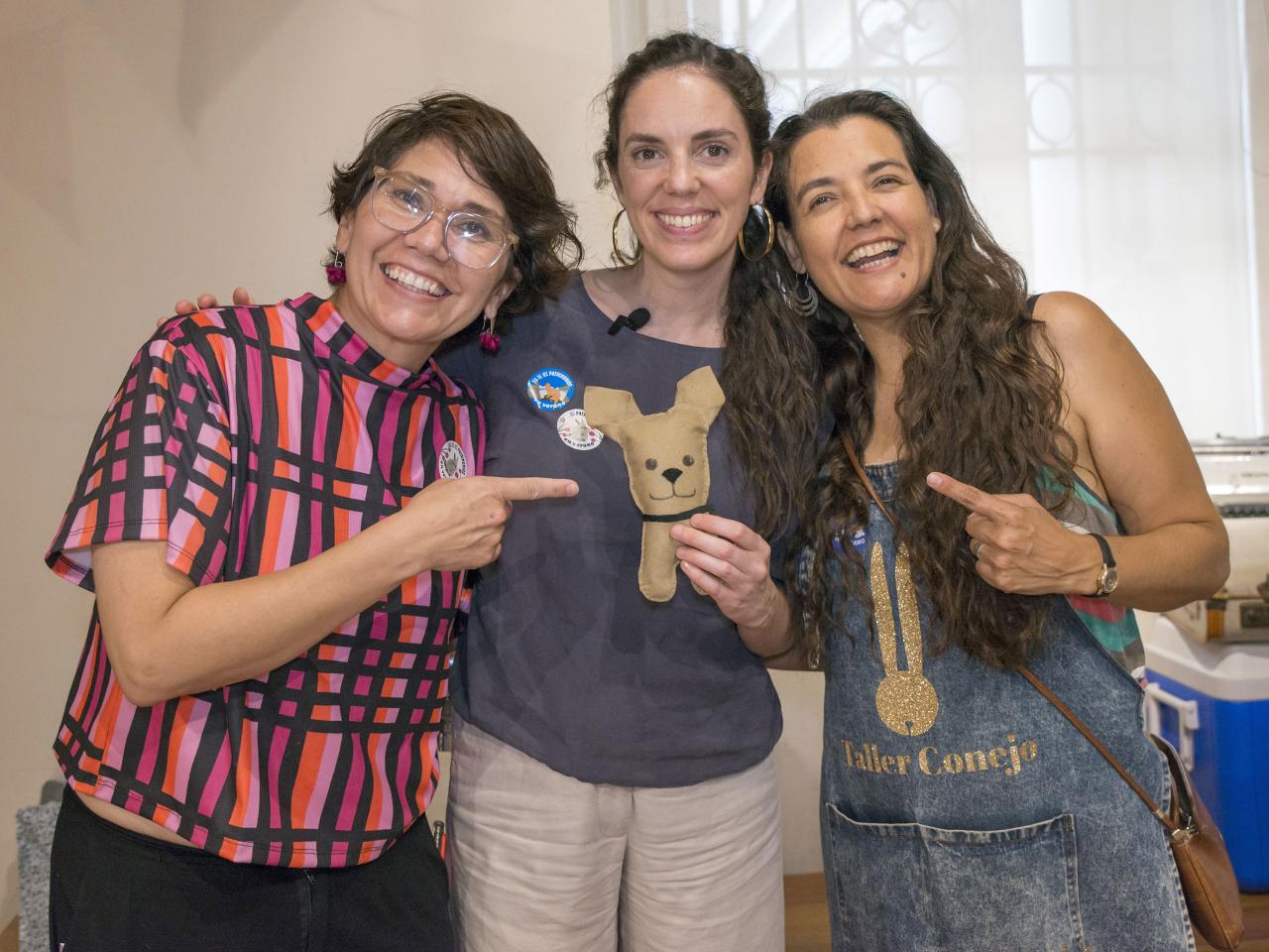 Autoridades y tallerista en Taller Perrito Ulk de Taller Conejo