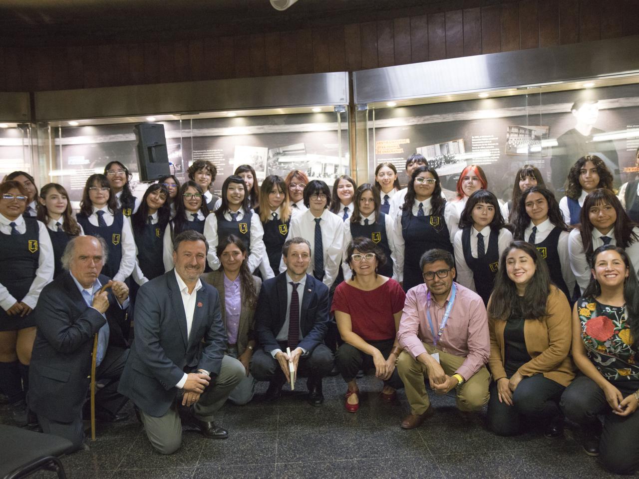 Autoridades y alumnas del coro Liceo 1
