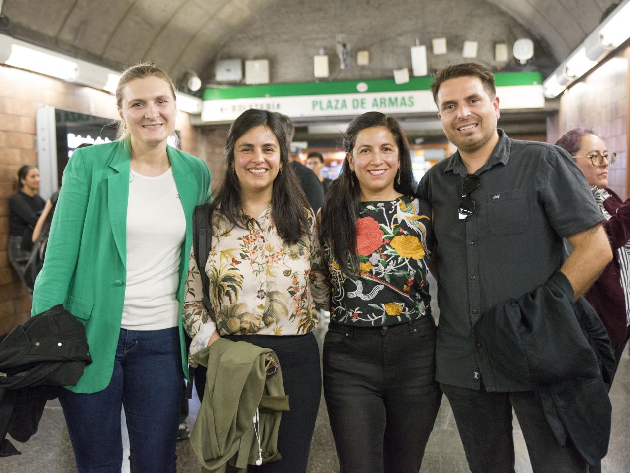 La exhibición incluye archivos fotográficos del Museo Histórico Nacional, Museo de la Educación Gabriela Mistral, Archivo Escolar del Liceo N°4 Isaura Dinator, Archivo Escolar del Liceo 1 Javiera Carrera, Museo Pedagógico Valentín Letelier de la UMCE, el Archivo Histórico, la Biblioteca Nacional de Chile y los donantes Loreto Villa, Claudia Arenas, Ennio Gnecco, Samira Molina, América Rivera, Nicole Sánchez, María Téllez, Pía Sanhueza, Gloria Lillo, Paola Salgado, Javier Godoy, Luz Sanhueza, Dennisse Olivos