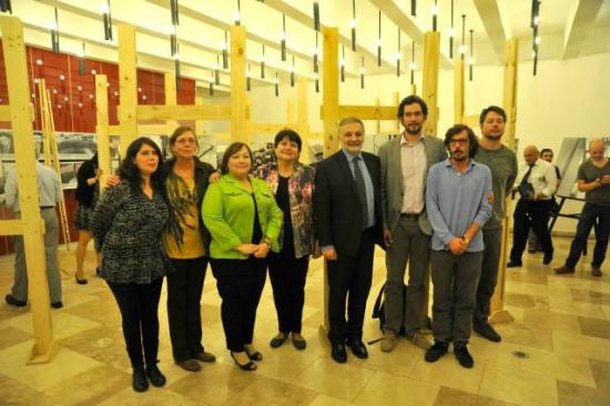 Familia fotógrafo Luis Ladrón de Guevara; Isabel Alvarado, Directora (s) MHN y Eduardo Bitran, vicepresidente ejecutivo Corfo.