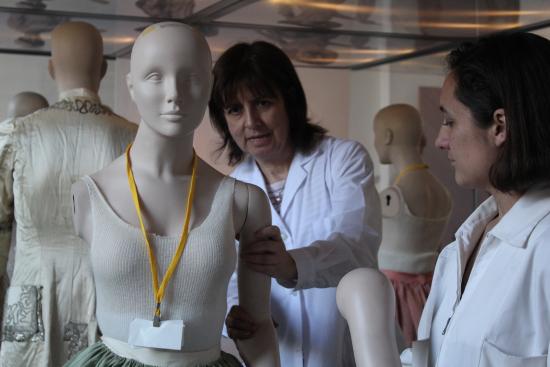 Fanny trabajando en colección textil 