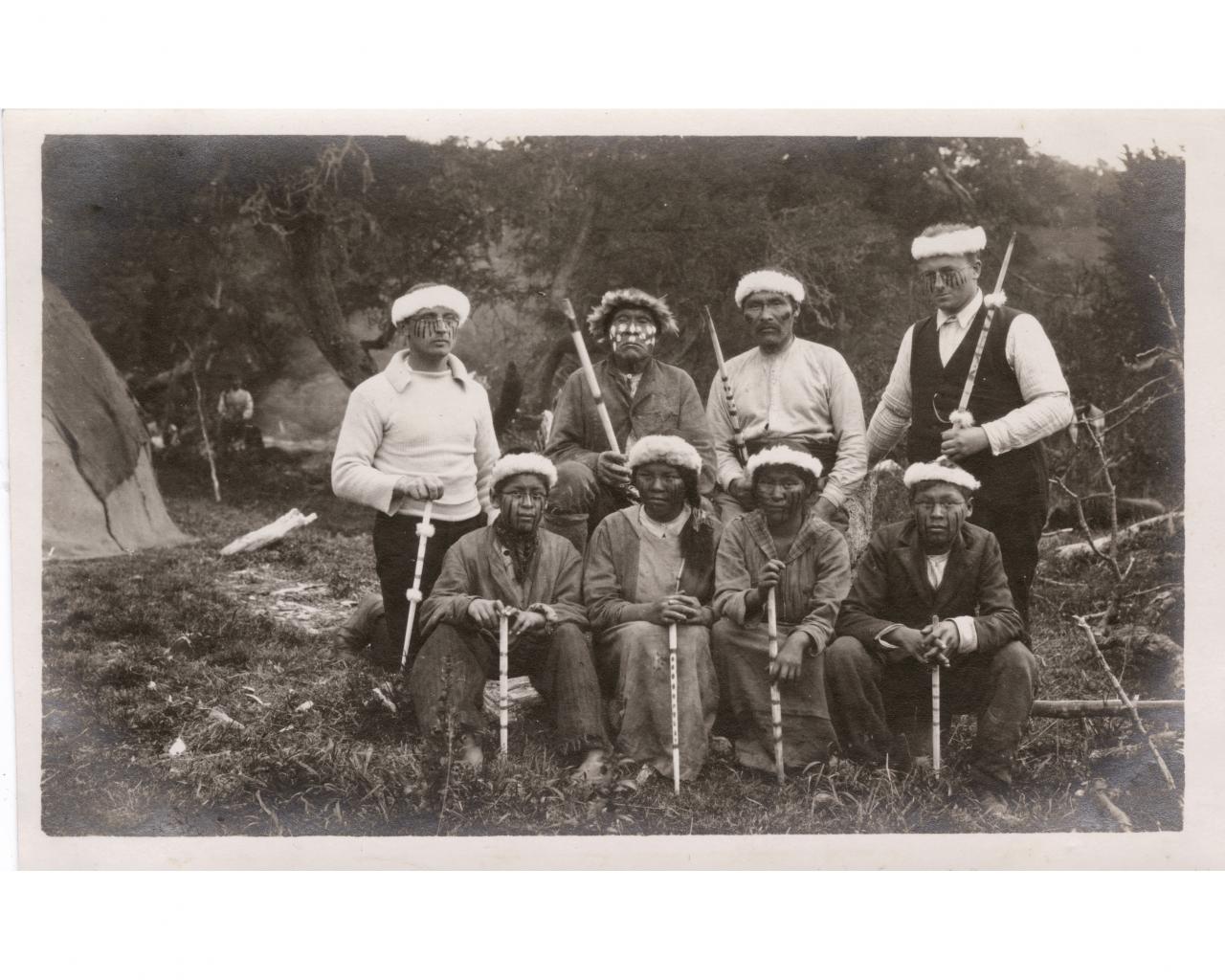 Retrato de un grupo de Yámanas junto a Martín  Gusinde y W. Koppers. Martín Gusinde. Ca. 1924