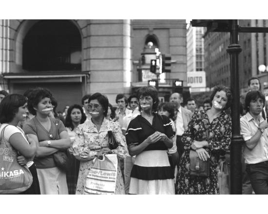 Mujeres por la vida, protestando contra la censura. Autor: Kena Lorenzini. Fecha: 1987. Nº 87.2.0566