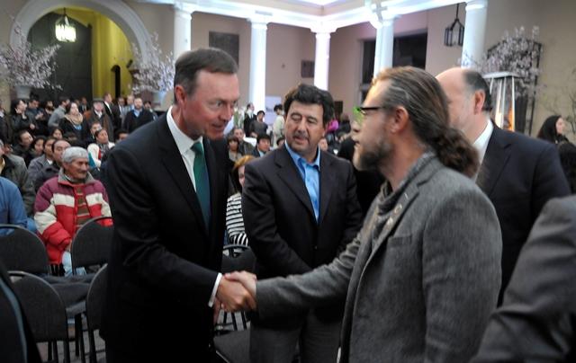 Autoridades y artista