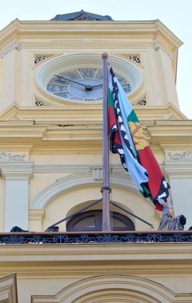 Bandera del pueblo mapuche en la Torre Benjamín Vicuña Mackenna