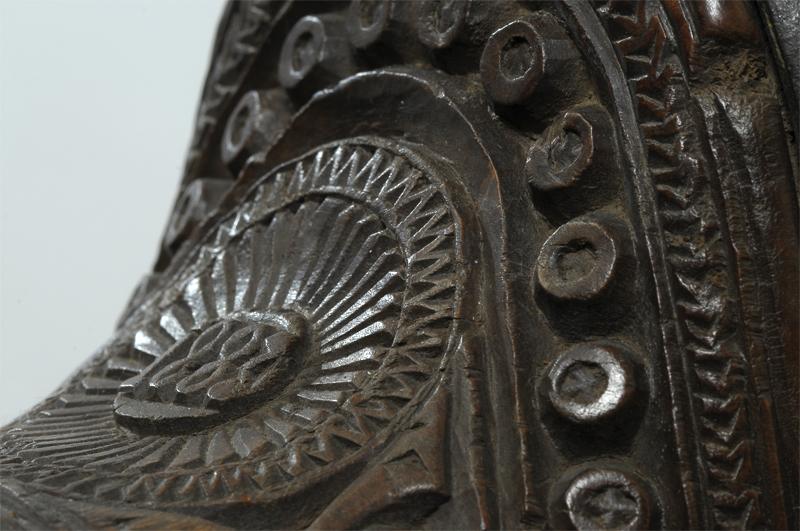 Estribo de baúl (detalle) Estribo de baúl (detalle)