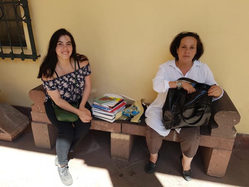 Compradoras de la venta de bodega de publicaciones