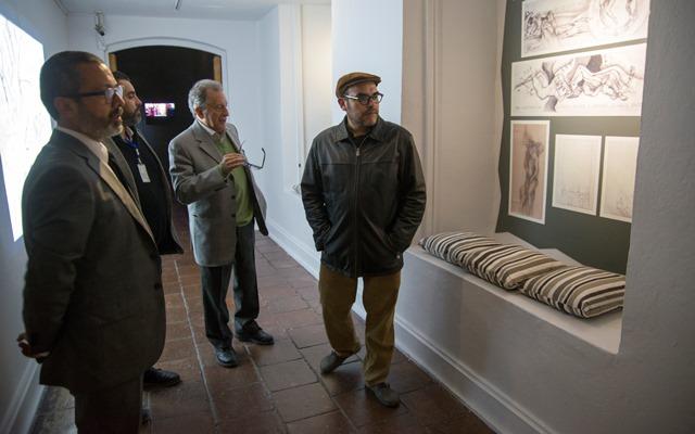 Rolando Báez curador de la muestra ejecutada la primera visita guiada