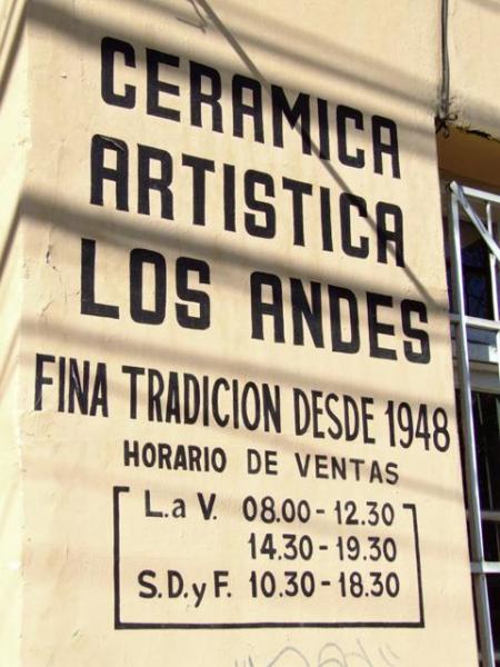 Pilar de entrada en construcción de tienda