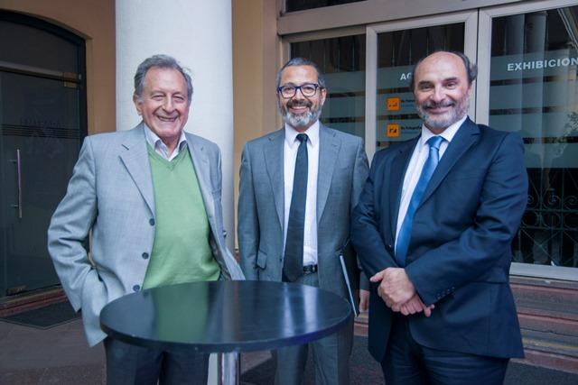 Autoridades y artista