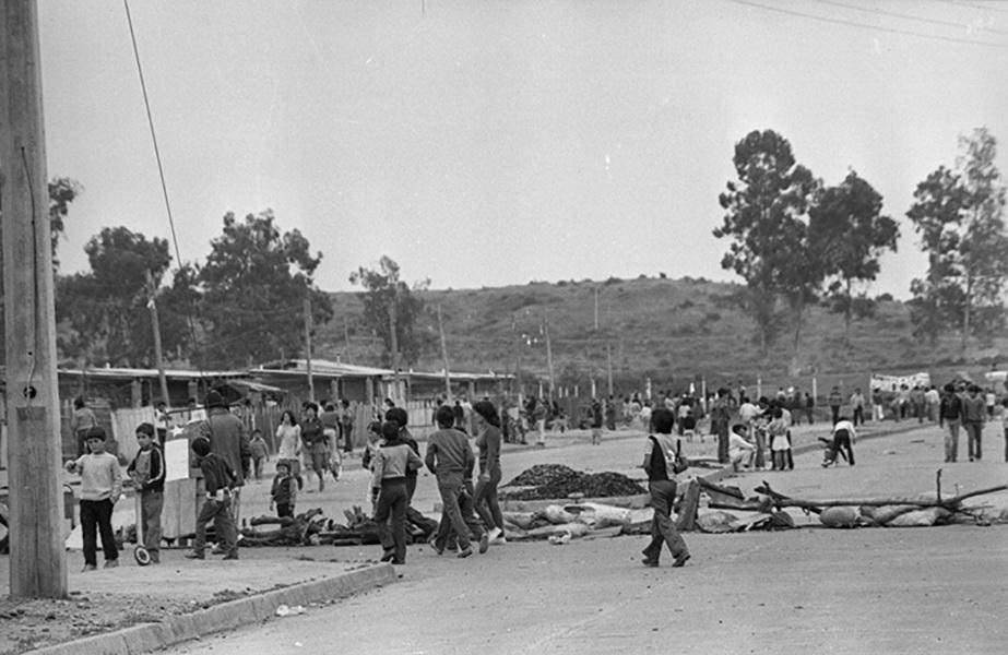 Carabineros invaden una toma de terreno