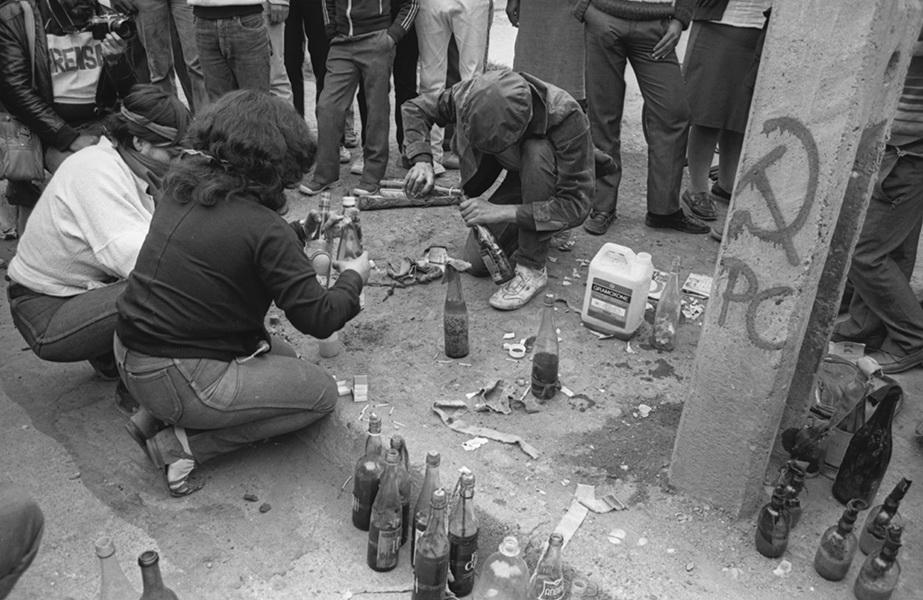 Pobladores fabricando bombas Molotov