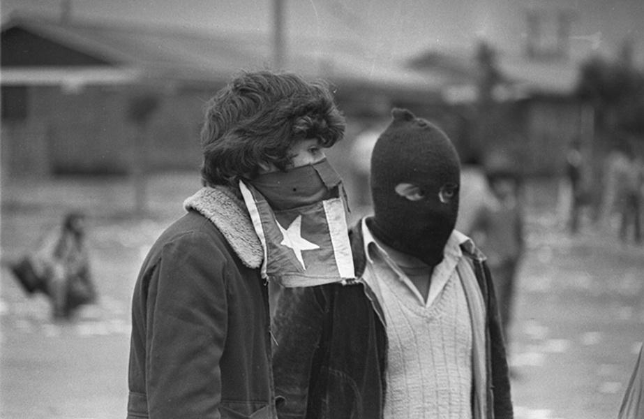 Encapuchados en una toma de terreno