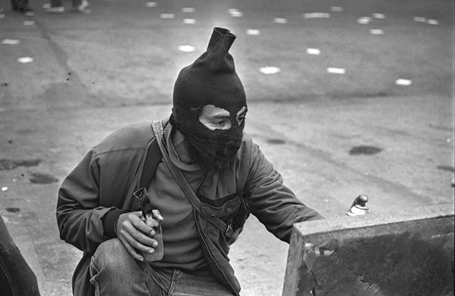 Encapuchado en una toma de terreno