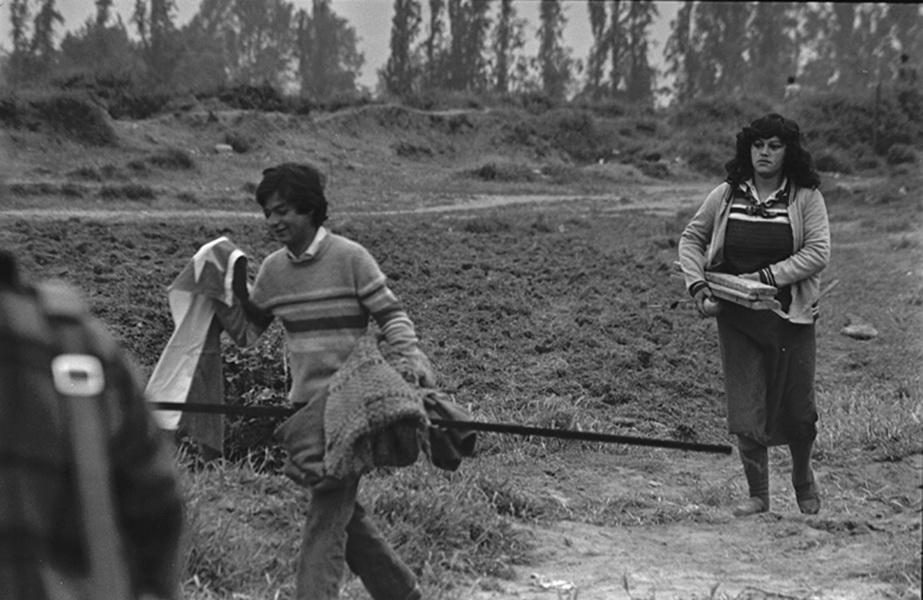 Familias organizándose en una toma de terreno