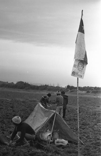 Familias levantando campamento en una toma de terreno