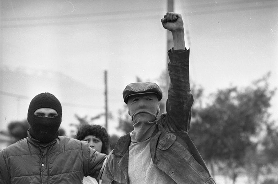 Encapuchado en toma de terreno