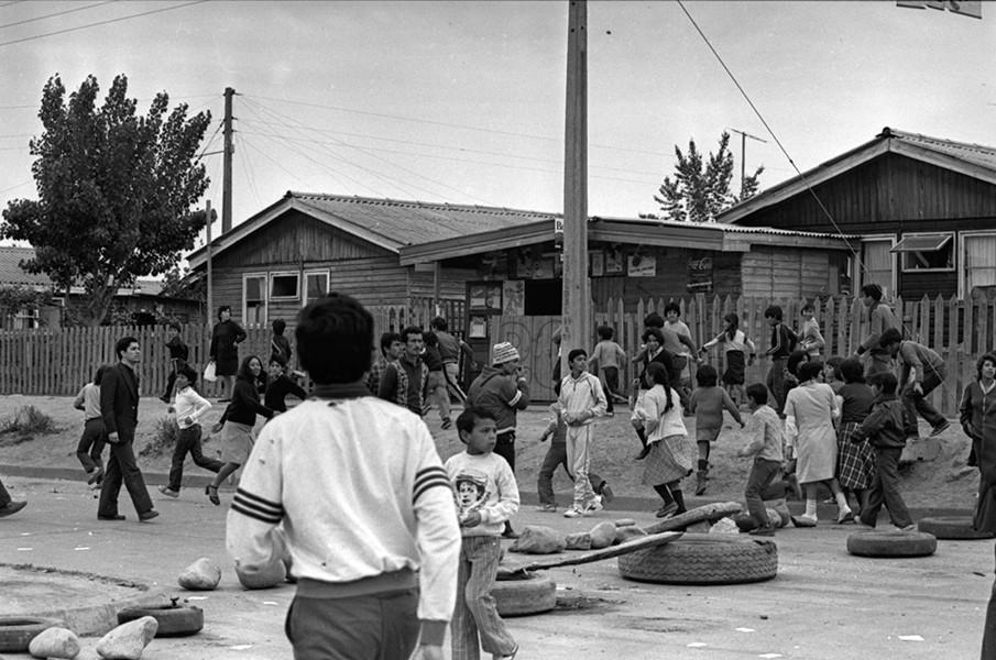 Pobladores y barricadas en una toma de terreno