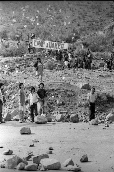 Pobladores y pobladoras en la toma de terreno